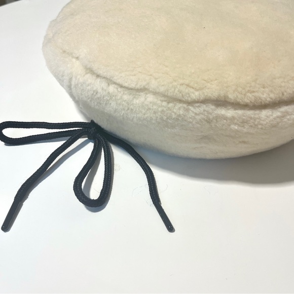 Cream fur beret with adjustable strap - Picture 6 of 8